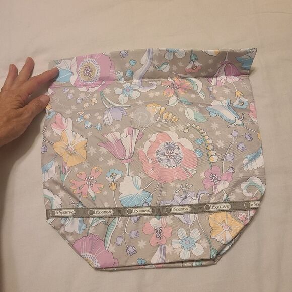 LeSportsac floral toiletry bag - Picture 3 of 11